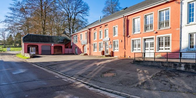 Bien professionnel à vendre à Place de l'Eglise 3, 6681 Lavacherie