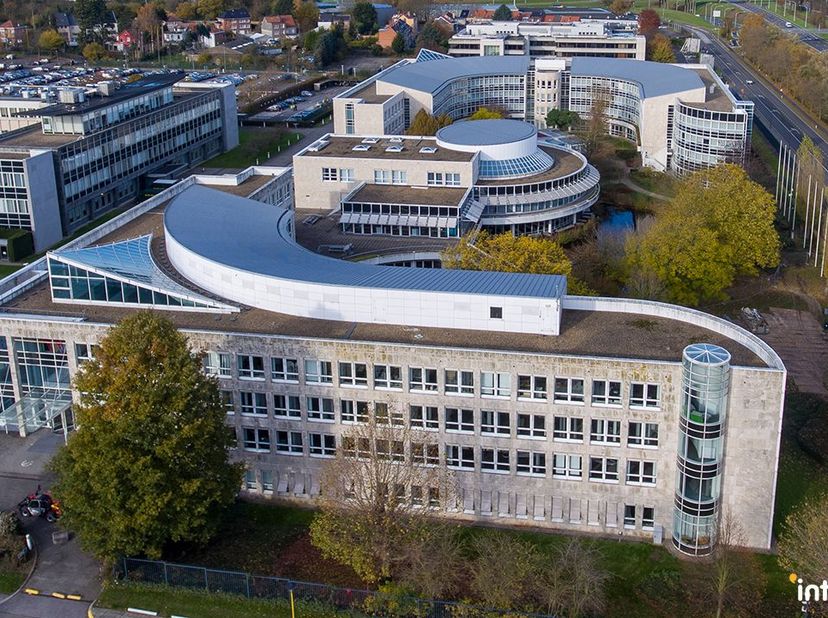 Fantastisch gelegen kantoren/co-working spaces van +/- 20 - 100 m² te huur op slechts 220 m van de A12 op- en afrit 2 Strombeek-Bever-Centrum, vlak bi