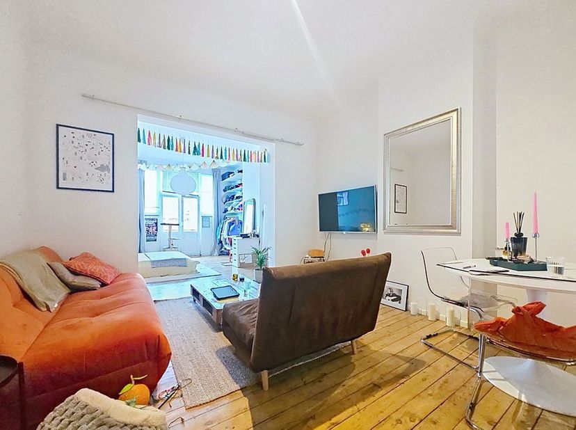 UCCLE – Vanderkindere<br />
Bel appartement entièrement rénové de 62m² peb, situé au 2ᵉ étage d’une petite copropriété sans ascenseur.<br />
L’apparte