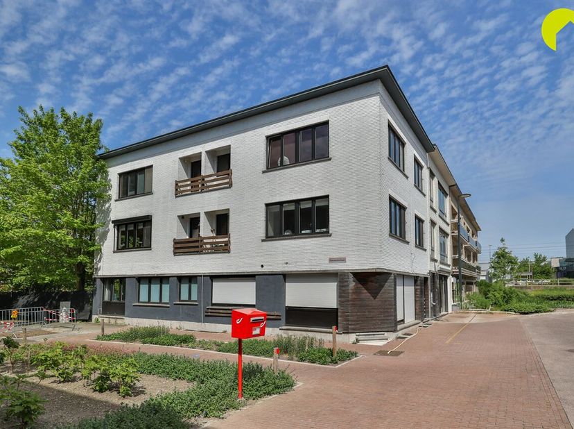 IN OPTIE!<br />
Vlakbij het station van Kontich, vinden we dit volledig gerenoveerde appartement met 1 slaapkamer met een EPC A-label, conforme elektr