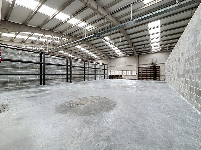 Entrepôt de ±178m² à louer 960€/mois HTVA:<br />
<br />
Éclairage déjà installé<br />
Espace pratique pour du stockage<br />
Compteur électrique indép