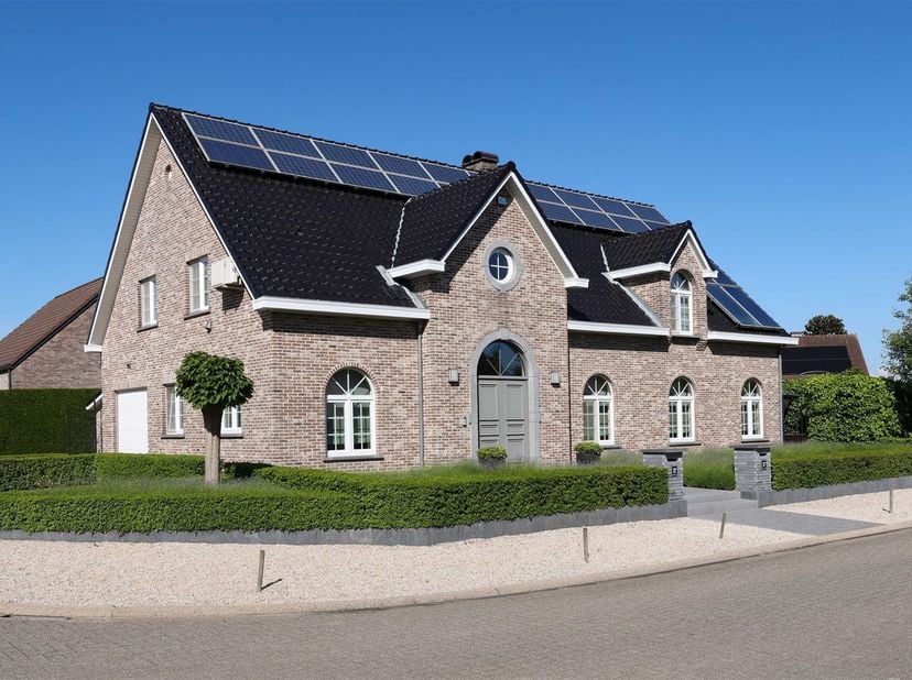Riante karaktervolle villa met 3 slaapkamers en stijlvolle afwerking residentieel en rustig gelegen<br />
<br />
Omgeving:<br />
+ Gelegen in een r
