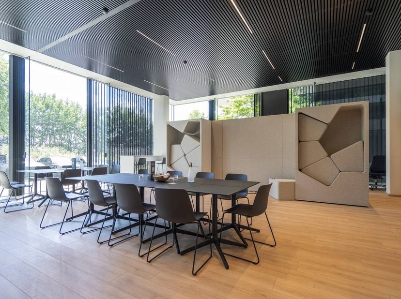 Instapklaar kantoorgebouw te huur in Blok E van het bedrijvencomplex Waregem Business Park met ruime bovengrondse en ondergrondse parkeermogelijkheden