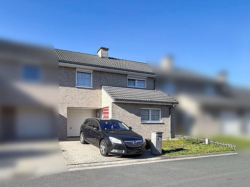 INSTAPKLARE GEZINSWONING -<br />
Instapklare gezinswoning gelegen in een wijk met doodlopende straat bestaande uit een living met open keuken, afzonde