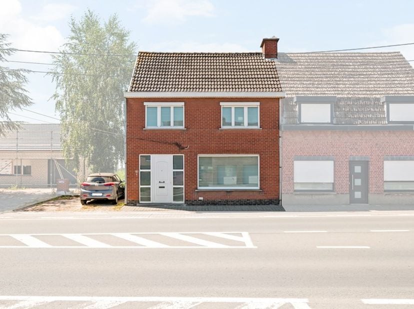 Ruime gezinswoning met 4 slaapkamers en zonnige tuin te Ledegem<br />
<br />
Deze verrassend ruime gezinswoning beschikt over een bewoonbare oppervlak