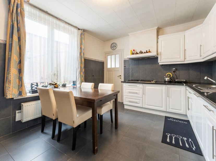 "VERLAAGDE PRIJS " !<br />
<br />
Op zoek naar een instapklare woning te Roeselare? Dan kan deze vernieuwde woning u zeker en vast bekoren! Inkom,  ee