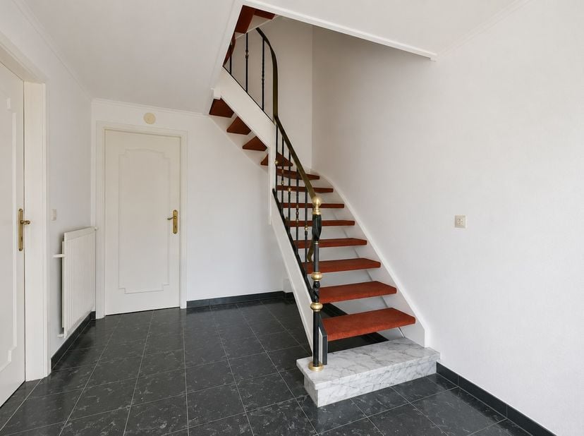 Welkom in deze gezellige bel-etagewoning, ideaal gelegen nabij het Nieuwenhovebos en het centrum van Oostkamp. Hier geniet u van een rustige, groene w