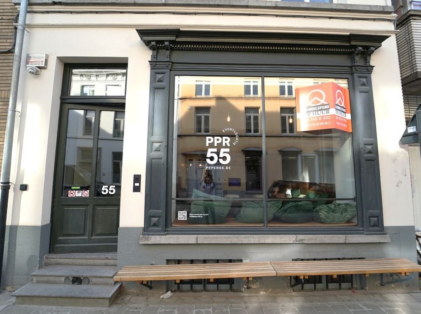 Instapklare, uitermate charmante horecazaak in centrum Gent (met vergunning)<br />
Op een uitstekende locatie in het bruisende centrum van Gent bevind