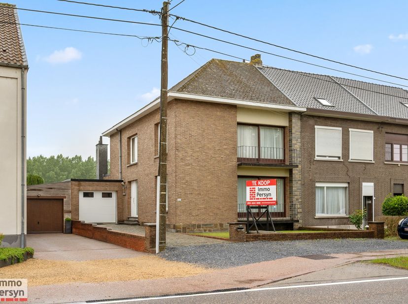 Welkom in de Ernest Claesstraat 102A te Scherpenheuvel-Zichem!<br />
Deze statige halfopen bebouwing is ideaal gelegen voor wie houdt van een omgeving