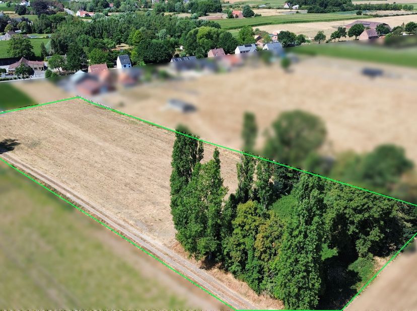 Dit perceel landbouwgrond is mogelijks samen aan te kopen met een aansluitend lot bouwgrond van 882m².<br />
Deze grond is bereikbaar via een inrit ge