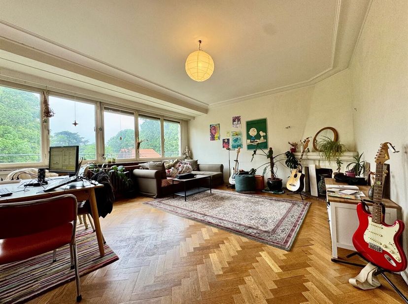 Dit ruime appartement van ±100 m², gelegen op de 4e verdieping van een goed onderhouden gebouw met lift, is ideaal gelegen aan de Avenue du Derby 31 i