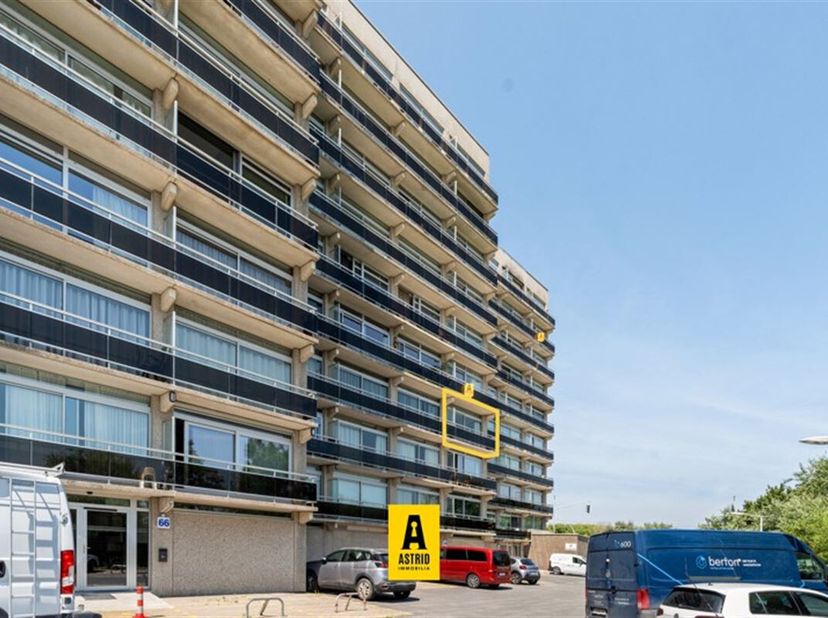 Erg verzorgd appartement met de hele dag zon en prachtige open zichten! Gelegen op de 3de verdieping van de uitermate verzorgde residentie Astrid, te