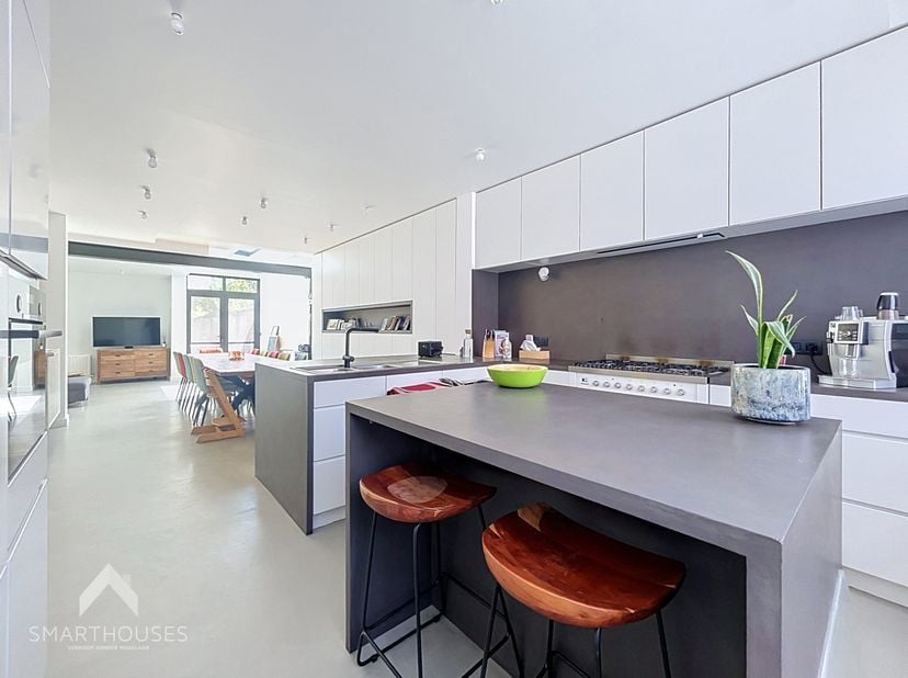 Instapklare woning op een interessante locatie bestaande uit een ruime inkomhal, gezellige leefruimte met eet-en zithoek, volledig uitgeruste open keu