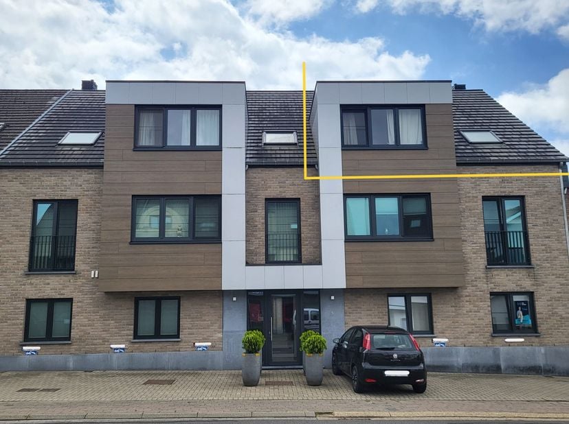 Gezellig en instapklaar appartement te koop in het hart van Beringen, gelegen op de bovenste (2e) verdieping van een kleinschalige residentie met slec