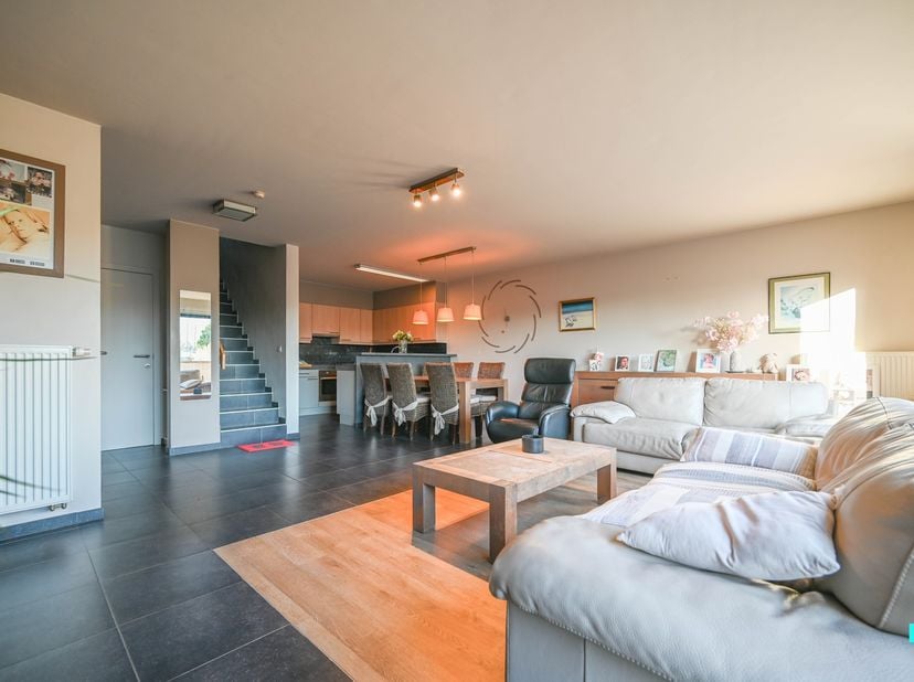 Dit verrassend ruime en lichtrijke triplexappartement biedt met zijn 4 volwaardige slaapkamers en twee terrassen een unieke woonervaring op een steenw
