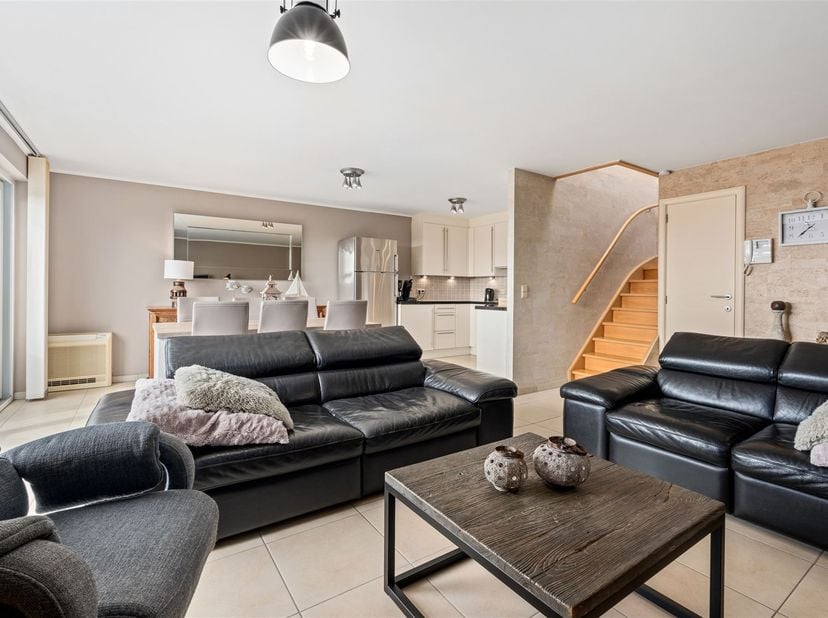 Instapklaar duplex appartement met terras<br />
<br />
Op zoek naar een instapklaar en lichtrijk appartement op een uitstekende ligging in Bredene? Di