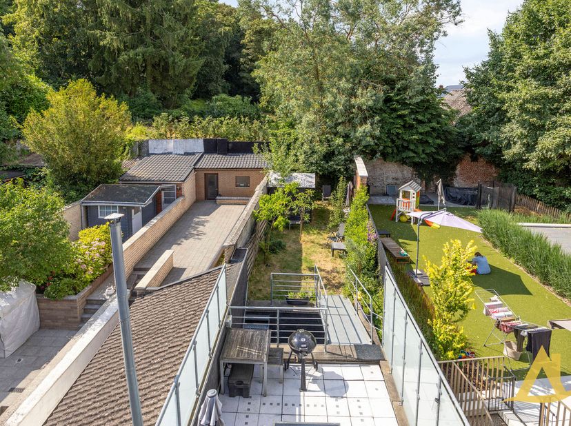 Bent u op zoek naar een ruime, instapklare woning op een toplocatie in het centrum van Diest? Dan zal deze verrassend ruime stadswoning u ongetwijfeld