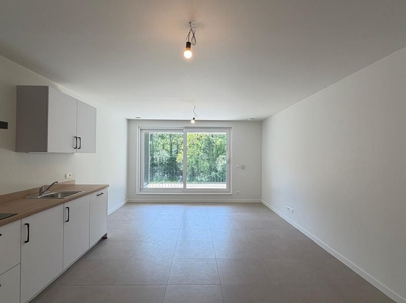 Ben je op zoek naar een splinternieuw, comfortabel appartement waar je heerlijk tot rust kunt komen, maar toch overal dichtbij bent? Dit prachtige app