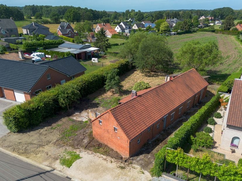 Karaktervolle hoeve op 1119 m² in Paal: Renovatieproject met vergunde plannen (3 slpks) óf verkavelingspotentieel (half)open<br />
Gelegen in de rusti