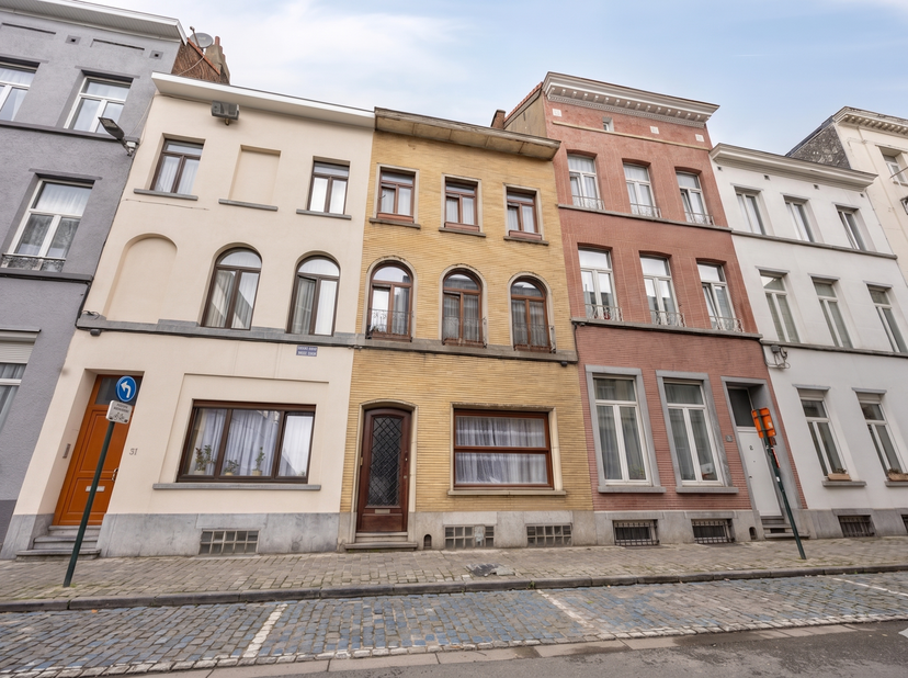 Vous recherchez une maison familiale dans une rue calme, à deux pas du centre de Bruxelles ? Ne cherchez plus, cette maison de caractère a tout ce qu'