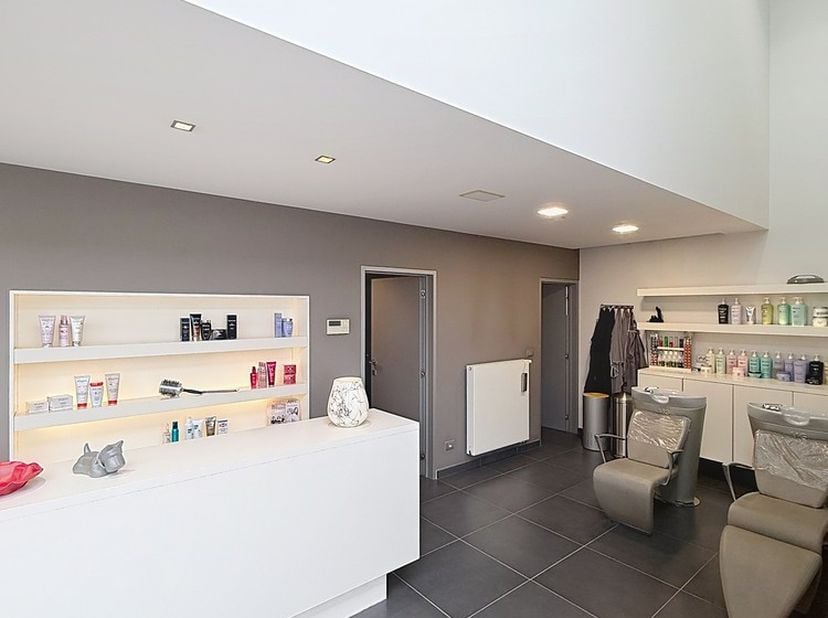 Langs de Diestersteenweg 351 in Spalbeek, een deelgemeente van Hasselt, bevindt zich deze verzorgde en instapklare woning uit 2007. Dankzij de gunstig
