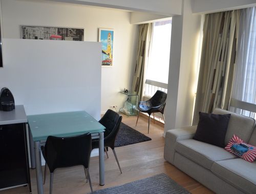                                         Studio te huur in Elsene, € 990
