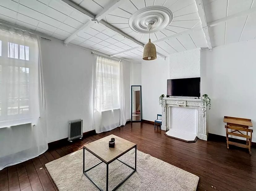 Cet appartement en duplex, idéalement situé, se trouve sur la place du village rénovée d'Erps-Kwerps et offre une surface habitable de 107 m² selon le