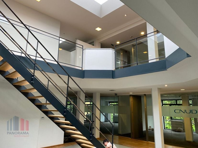 Cet espace de bureau de 654 m² est à louer sur la très fréquentée Pontbeeklaan (N9) à Zellik. L'emplacement offre une excellente visibilité et est idé