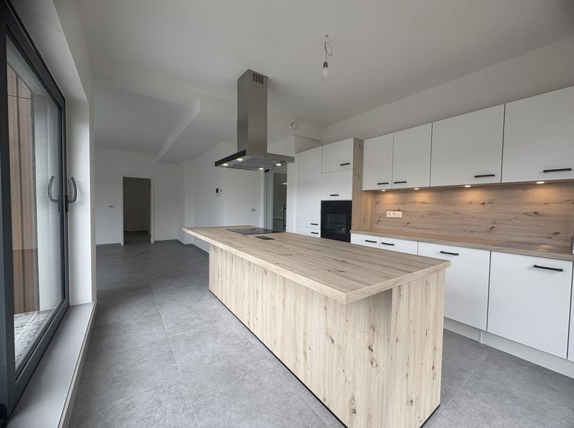 Découvrez cet appartement lumineux de 3 chambres dans le cadre verdoyant du projet Â Aux Portes de Chimay Â, situé à proximité immédiate de la place d