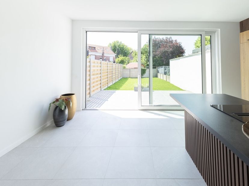 In een rustige doodlopende straat in de gegeerde wijk Leugenberg te Ekeren bevindt zich deze smaakvol gerenoveerde woning, waar hedendaags comfort, en