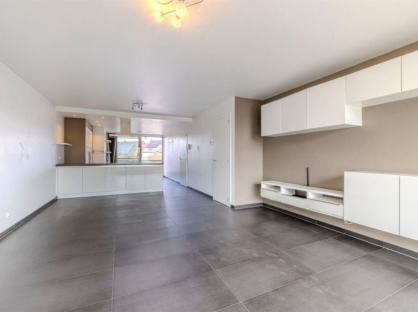 Ruim en lichtrijk 3-slaapkamerappartement met terras en autostaanplaats in het centrum van Geel<br />
Op zoek naar een ruim appartement op een central