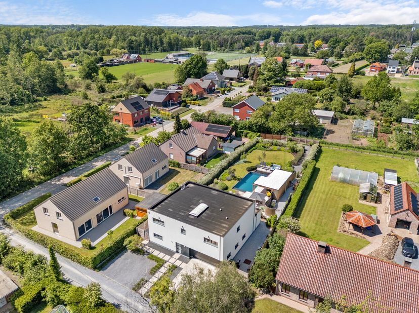 Wie wilt er niet wonen in een oase van rust, licht en architecturale perfectie ?  Op een discreet, achterin gelegen perceel, in het groene hart van he