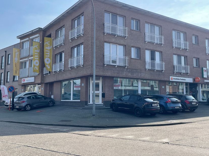 Handelspand op goede locatie in Heist-op-den-Berg<br />
<br />
Commercieel hoekpand met goede visibiliteit gelegen in Heist-op-den-Berg. Het pand he