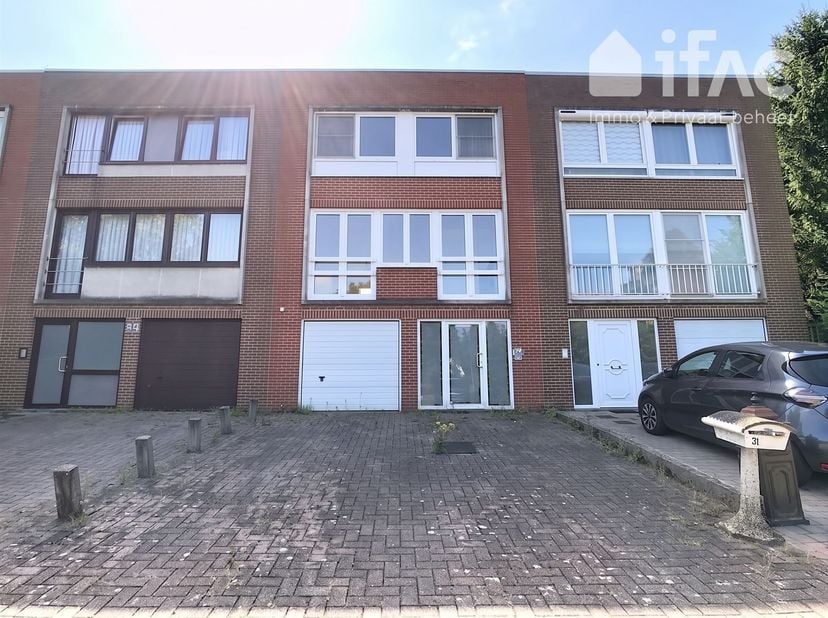 Bel-etagewoning met 3 slaapkamers, dubbele garage, overdekt terras en tuin in een rustige doodlopende straat<br />
<br />
Deze bel-etagewoning op ee
