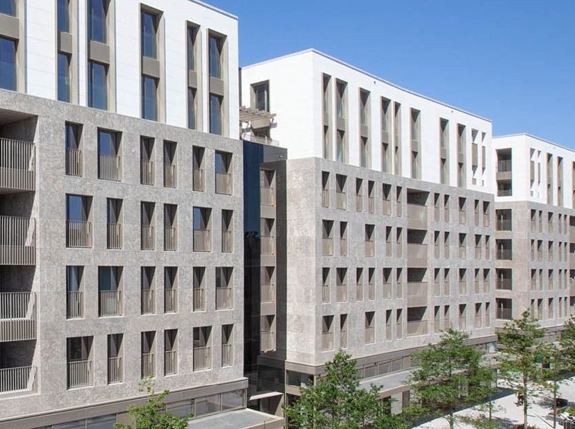 Prachtige penthouse B11.705 op de 7de verdieping bevindt zich in residentie ‘The Meridian’ en heeft een opp. van ca. 168 m². Het app. omvat een inkom