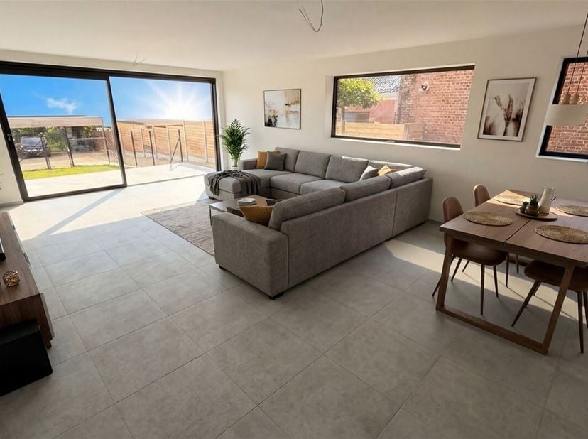 Instapklare nieuwbouwwoning met 4 slaapkamers, 2 badkamers en zonnige tuinOntdek deze ruime en energiezuinige nieuwbouwwoning met een bewoonbare opper