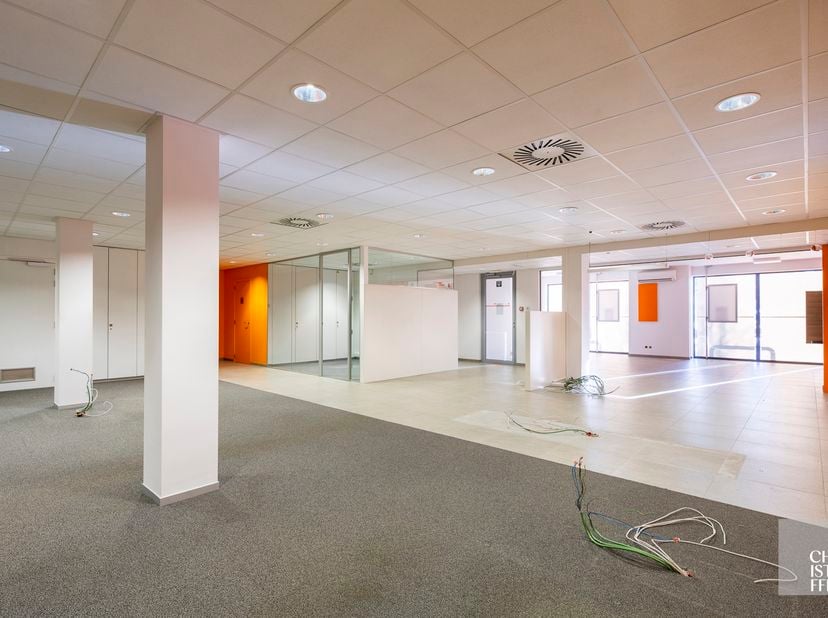INDELING<br />
Deze commerciële ruimte is voorzien van een aparte inkomhal, een vuilnislokaal, open kantoorruimte, drie aparte kantoorruimtes, een kit