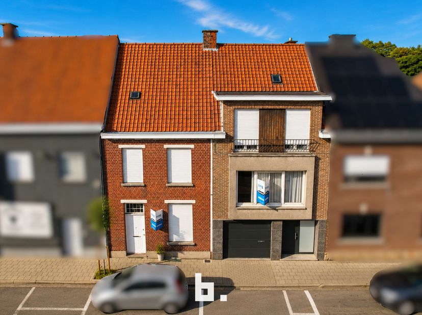 Twee woningen voor renovatie te koop in Harelbeke, rijwoning en bel-etage woning met ruime tuin in Harelbeke.<br />
<br />
Indeling woning links:<br /