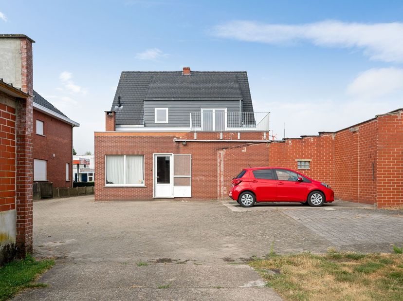 2 appartementen + magazijn op 2.257m²<br />
<br />
Dit pand dateert uit 1963 en verkreeg in 2018 een vergunning voor het verbouwen van een eengezins