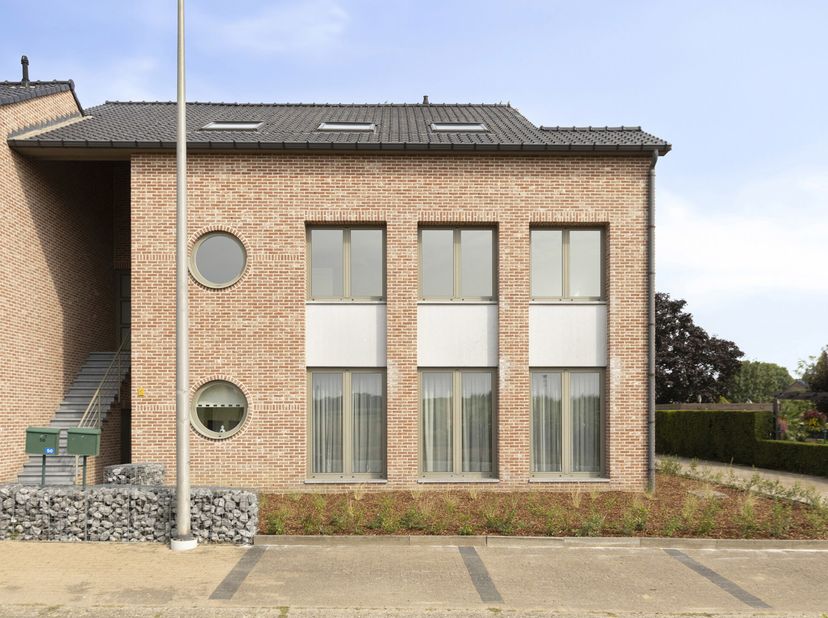 Ruime duplex met tal van mogelijkheden op een rustige toplocatie nabij het centrum van Lanaken.<br />
Bent u op zoek naar een ruim appartement met een