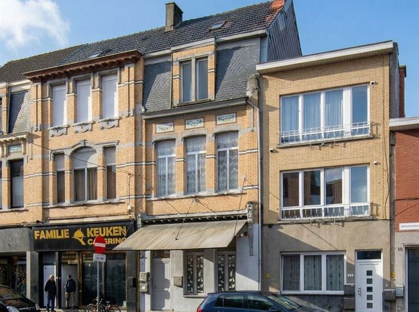 HOBOKEN | TRES SPACIEUSE MAISON DE DEUX PIECES AVEC 8 ou 9 CHAMBRES AU TOTAL ET UN GRAND JARDIN<br />
Important : l'appartement du rez-de-chaussée est