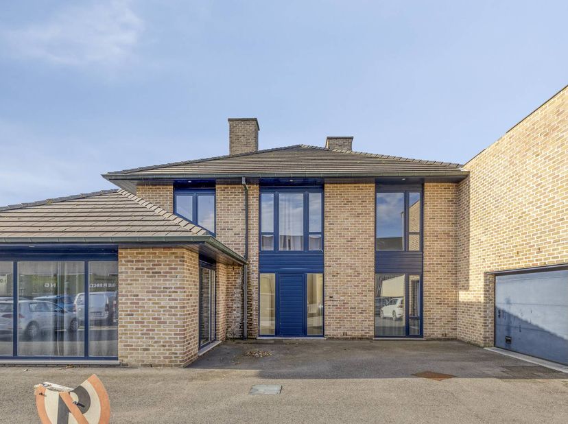 L'entrepôt et l'espace commercial (400 m²)<br />
Une zone hautement fonctionnelle de 400 m² avec une hauteur libre de 5,60 m et une hauteur de crête d
