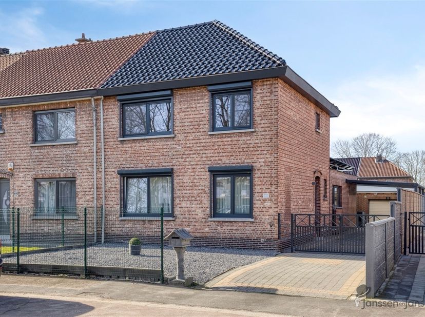HOB entièrement rénové à un emplacement de choix sur une place tranquille à Genk<br />
<br />
Vous êtes à la recherche d'une maison prête à emménage