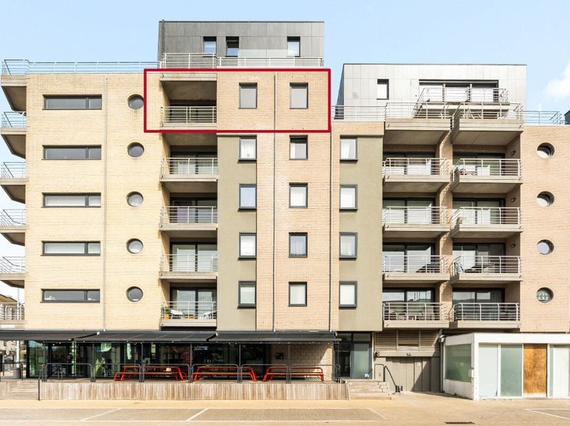 Te koop: gezellig appartement in het hart van Sint-Idesbald, met vrij zicht op de villawijken en een zongericht terras. Dit appartement ligt op een to
