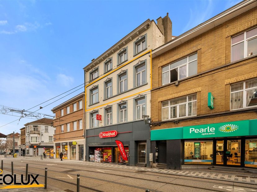 Au cœur de Jette, vous trouverez ce spacieux appartement au deuxième étage avec une surface habitable de pas moins de 116m². En entrant, vous êtes acc