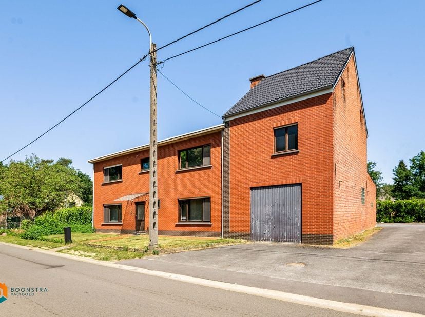 Op een uitstekende, rustige locatie in Tremelo bevindt zich deze ruime woning met 5 slaapkamers op een perceel van 1655 m². U bevindt zich hier volled