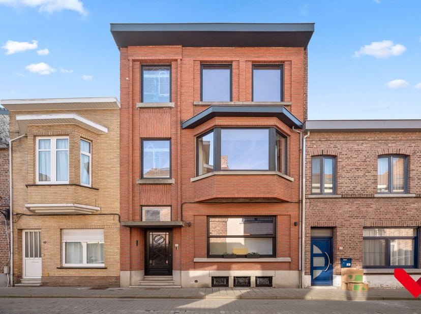 Ontdek dit prachtig gerenoveerde herenhuis, ideaal gelegen in het centrum van Tienen. Deze woning combineert authentieke charme met hedendaags comfort