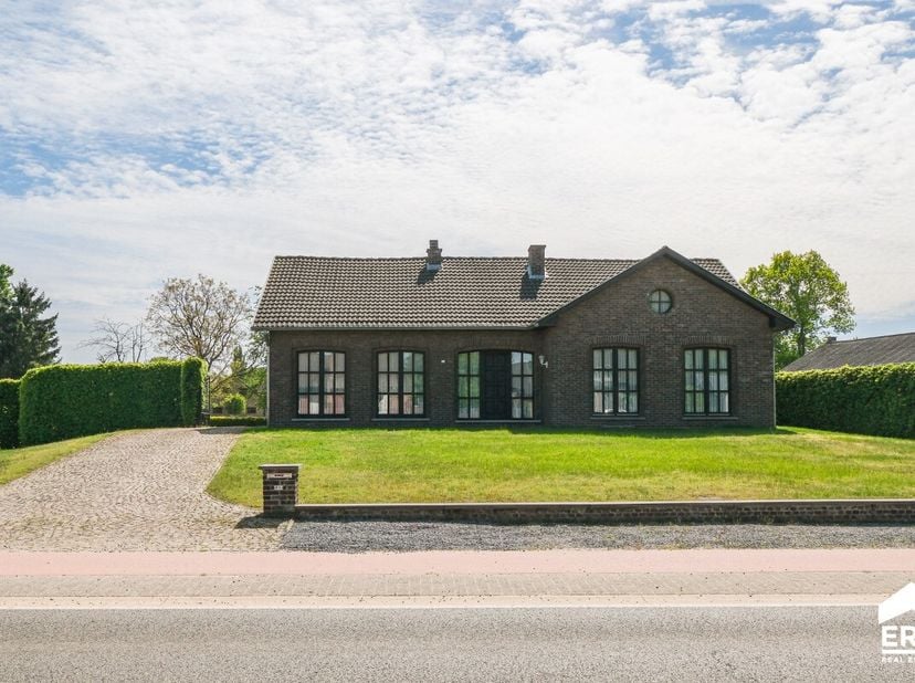 Gelijkvloerse woning met ruime tuin op wandelafstand van centrum Zonhoven. Voor meer informatie of een bezoek, ga naar https://www.era.be/nl/te-koop/z