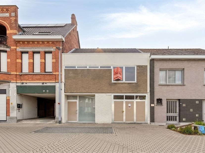 Gezellige gezinswoning met tuin en garage in Leupegem<br />
Ontdek deze deels te renoveren knusse woning in deelgemeente Leupegem, ideaal voor gezinne
