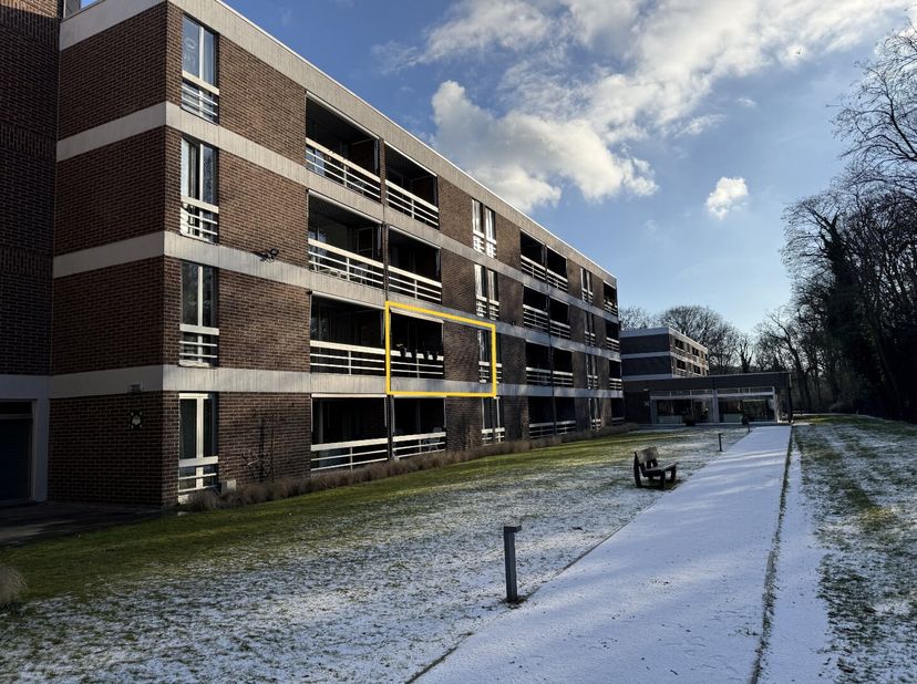 In de aangename residentie Berkenhof bevindt zich deze comfortabele assistentiewoning, omgeven door rust en toch op korte wandelafstand van het centru